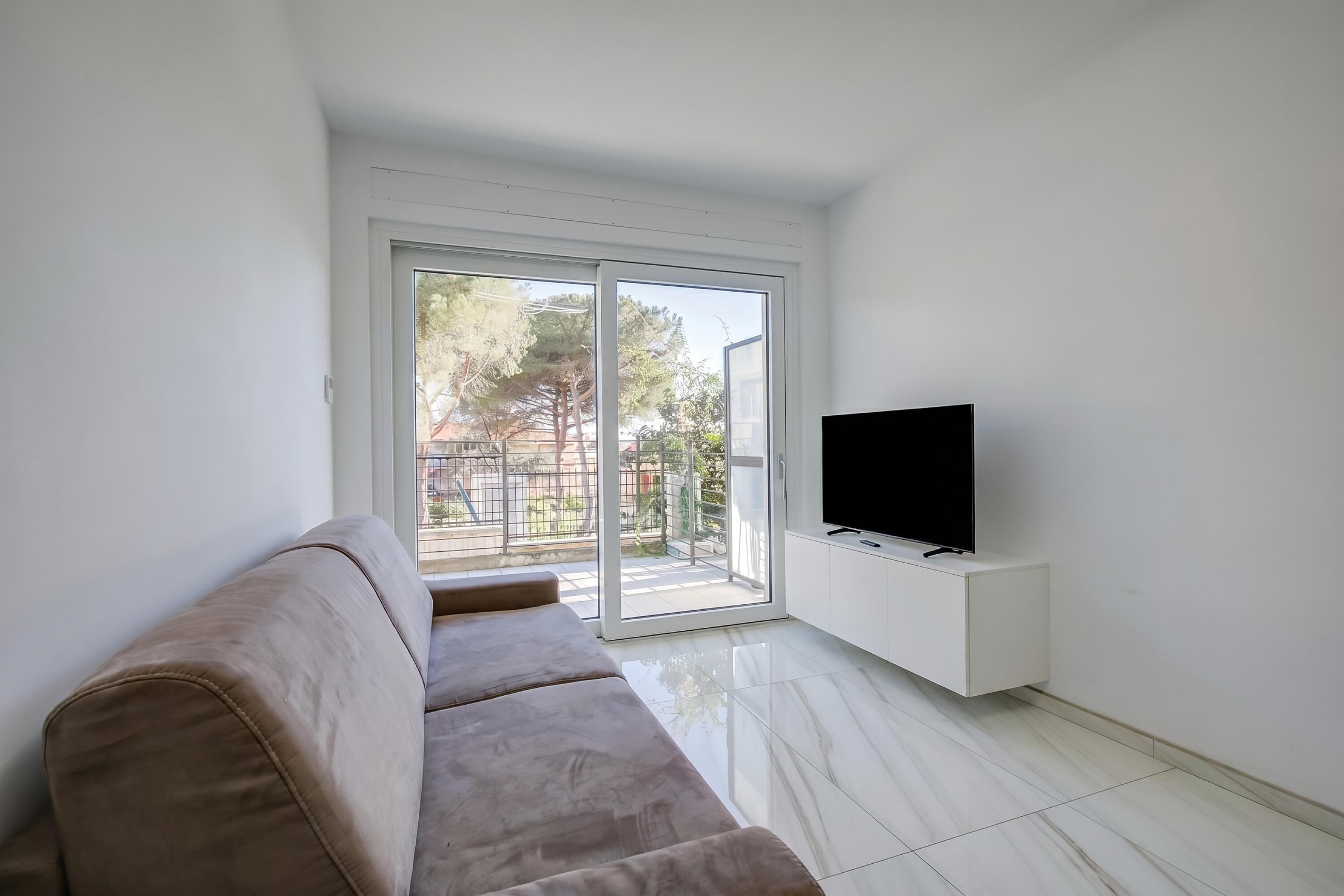 Standard-Apartment, 1 Schlafzimmer, Mikrowelle (Beachy Vibes- 900m from the beach) | Wohnbereich | Fernseher