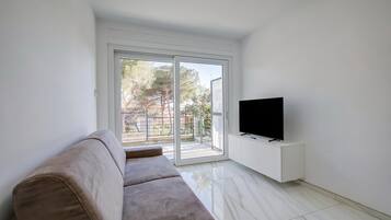 Apartemen Standar, 1 kamar tidur, microwave (Beachy Vibes- 900m from the beach) | Area keluarga | TV