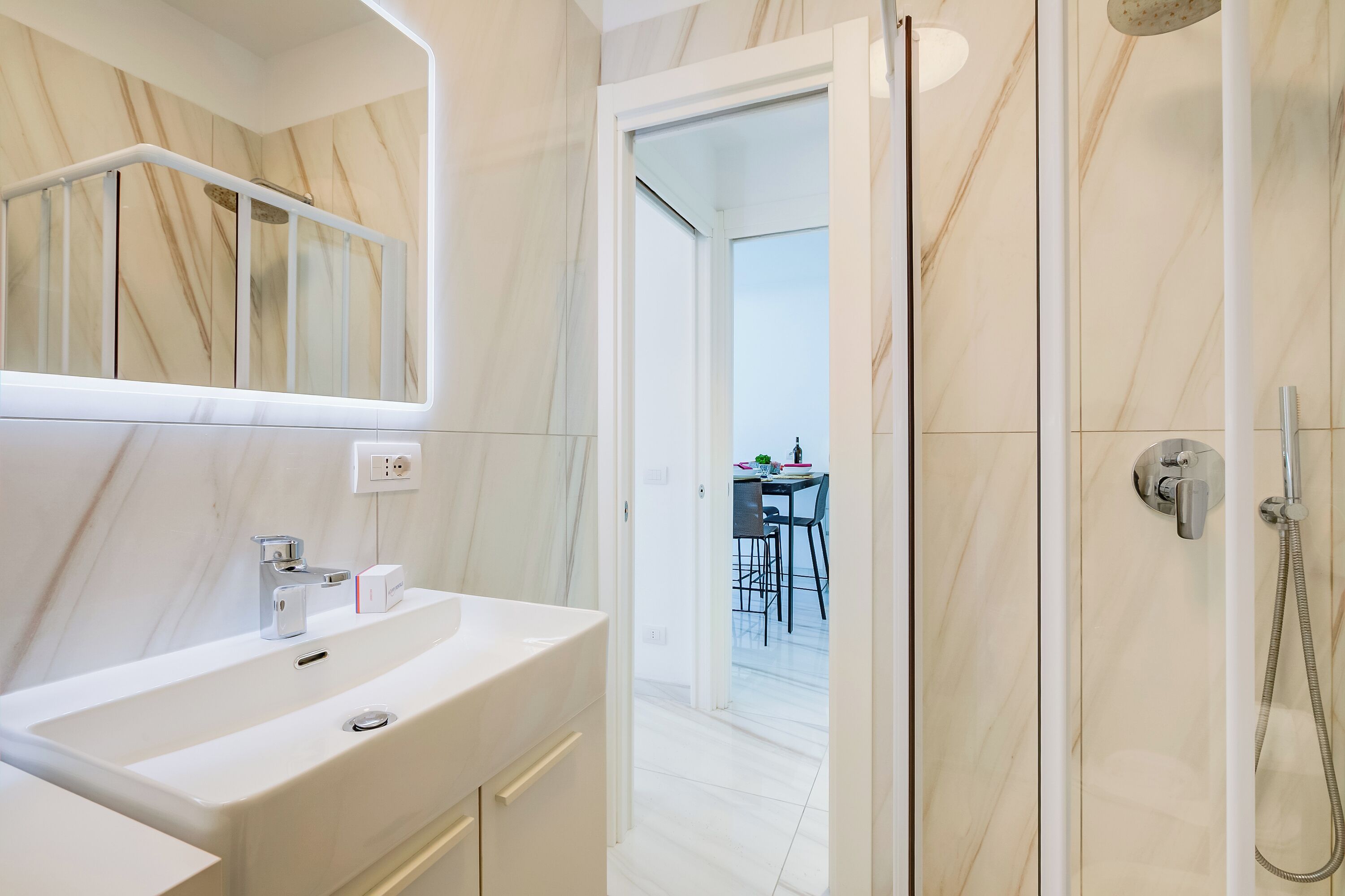 Appartamento Standard, camere multiple (Beachy Vibes- 900m from the beach) | Bagno | Doccia, asciugacapelli, bidet, asciugamani