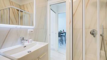 Appartamento Standard, camere multiple (Beachy Vibes- 900m from the beach) | Bagno | Doccia, asciugacapelli, bidet, asciugamani