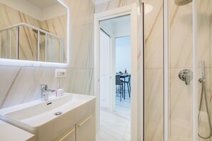 Departamento estándar, varias habitaciones (Beachy Vibes- 900m from the beach) | Baño | Regadera, secadora de cabello, bidet, toallas 