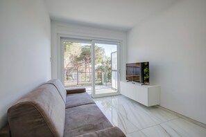 標準公寓, 多間臥室 (Beachy Vibes- 900m from the beach) | 客廳 | 21 吋電視連衛星電視頻道