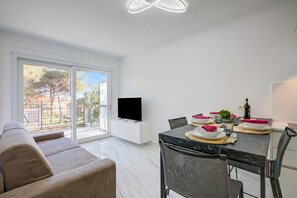 Interior - Beachy Vibes- 900m From the Beach (Andora)