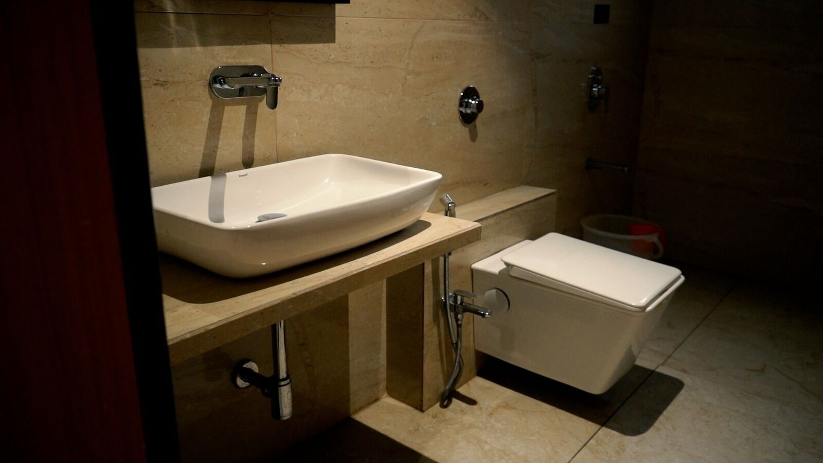 Ein Badezimmer mit weißem Waschbecken, Toilette und Dusche.