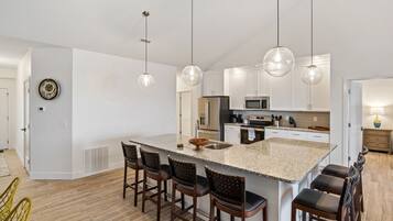 Geladeira, micro-ondas, fogão, cooktop