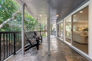 Terrace/patio - Luxury 4BR4Ba Basketball Court, Hot Tub Spa, Foosball, Pool Table, Tesla Charger (San Mateo)