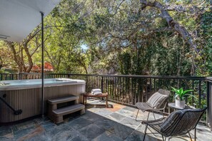 Outdoor spa tub - Luxury 4BR4Ba Basketball Court, Hot Tub Spa, Foosball, Pool Table, Tesla Charger (San Mateo)