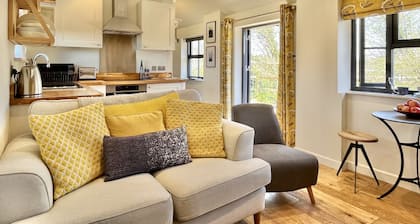 Primrose Lodge by inspirestays-com - a cottage that sleeps 2 guests in 1 bedroom