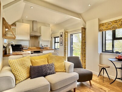 Primrose Lodge by inspirestays-com - a cottage that sleeps 2 guests in 1 bedroom