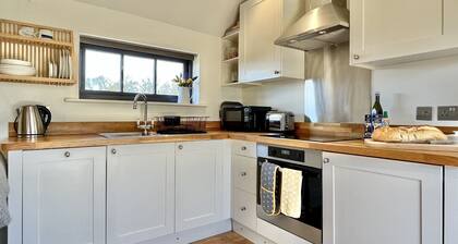 Primrose Lodge by inspirestays-com - a cottage that sleeps 2 guests in 1 bedroom