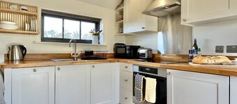 Primrose Lodge by inspirestays-com - a cottage that sleeps 2 guests in 1 bedroom