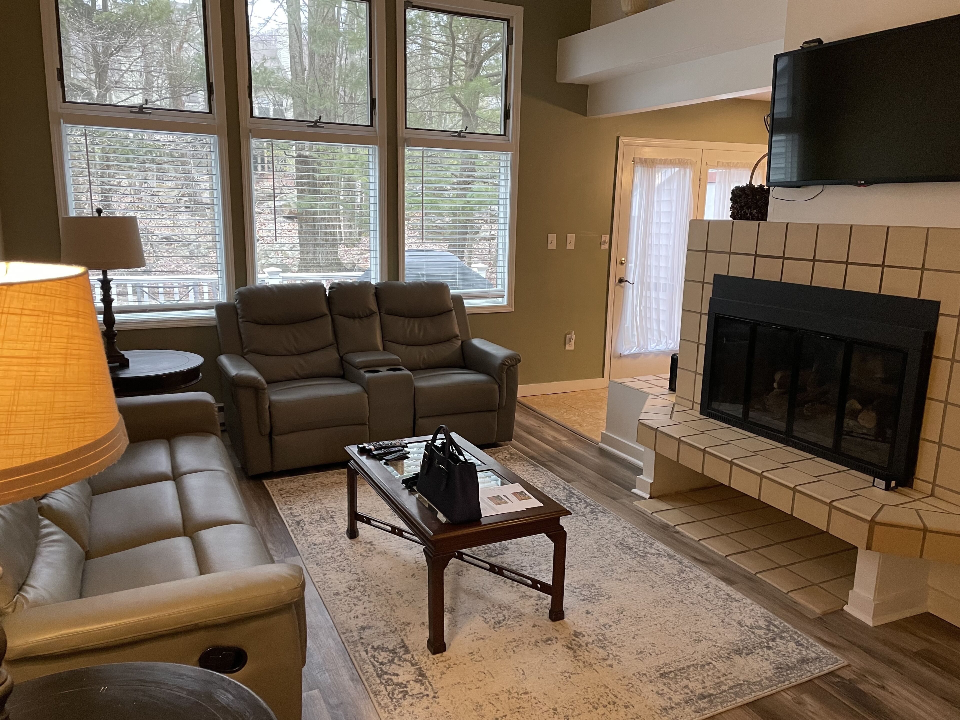 Beautiful Lake Harmony Townhouse with views of Big Boulder Lake