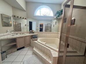 Dusche, Whirlpool, Handtücher, Seife