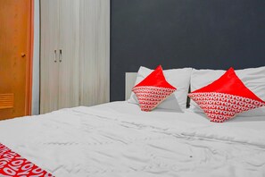 Desk, laptop workspace, bed sheets - OYO 90220 Pendowo Limo Syariah (Depok)