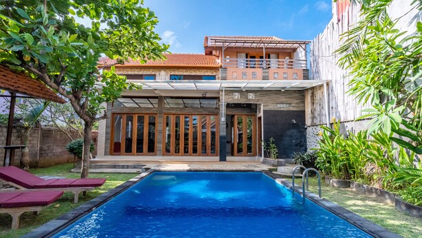 A modern house with a swimming pool, a balcony, and a garden. - Villa Padma Nusa Dua (Nusa Dua)