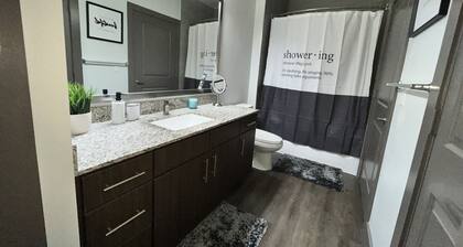 Business-Ready Haven / Near IAH, Gym, Pool & Parking