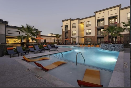 Business-Ready Haven / Near IAH, Gym, Pool & Parking