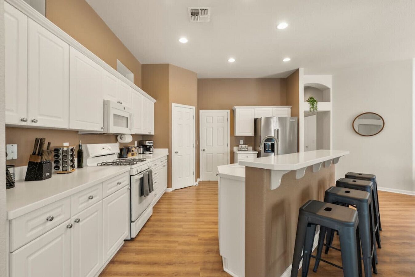 Jääkaappi, mikroaaltouuni, uuni, liesi