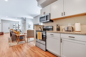 Private kitchen - Downstairs Unit + Cozy ATL Spot Near BeltLine & AU (Atlanta)