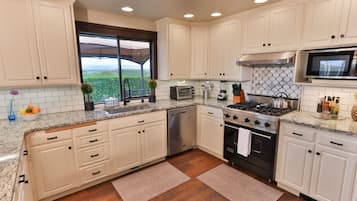 Frigorífic, microones, forn i placa de cuina