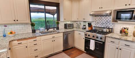 冷蔵庫、電子レンジ、オーブン、コンロ