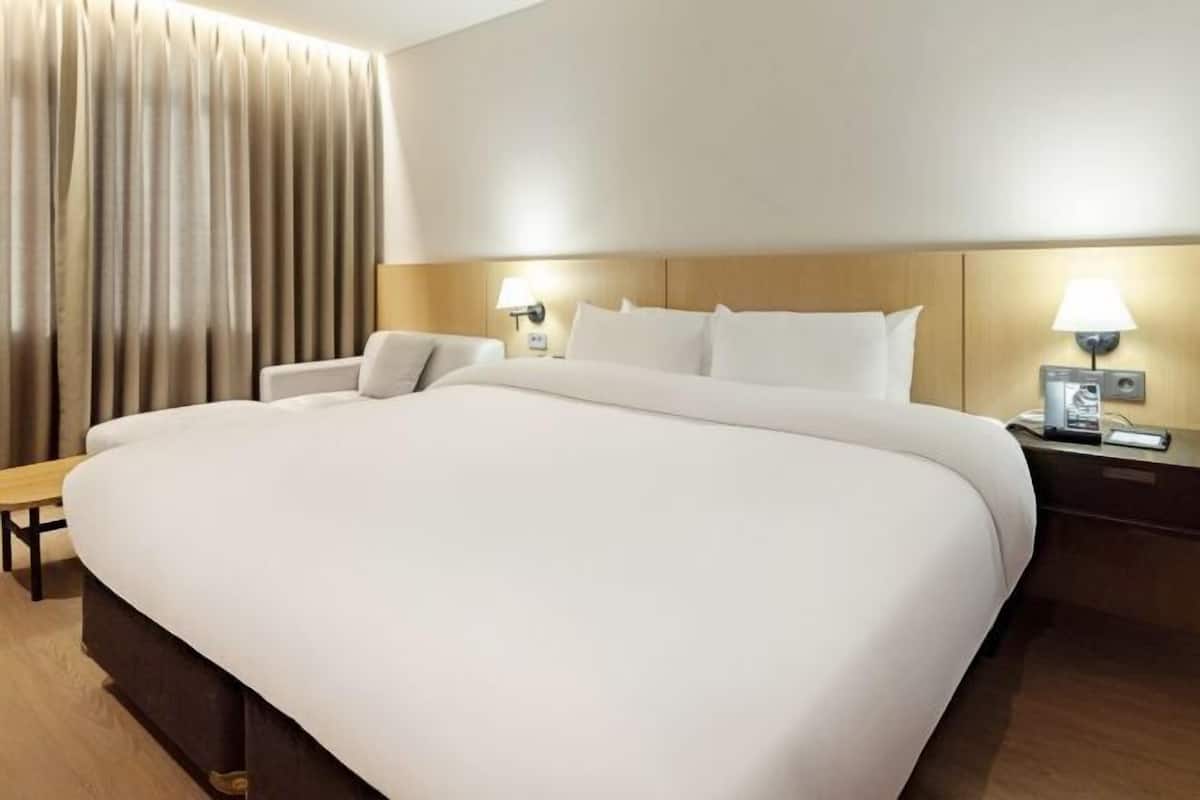 Premium bedding, down comforters, in-room safe, individually decorated