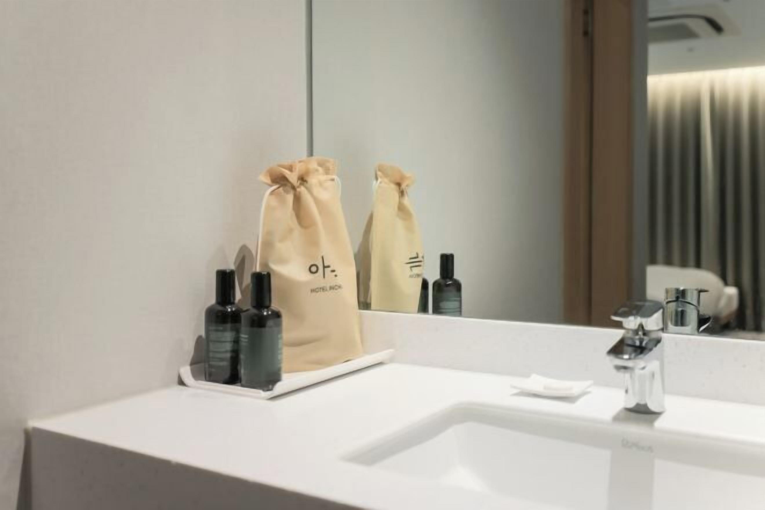 Badkamer | Een haardroger, badjassen, pantoffels, handdoeken