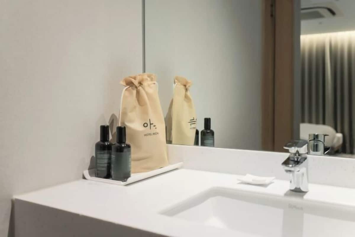 Baño | Secadora de cabello, batas, pantuflas, toallas