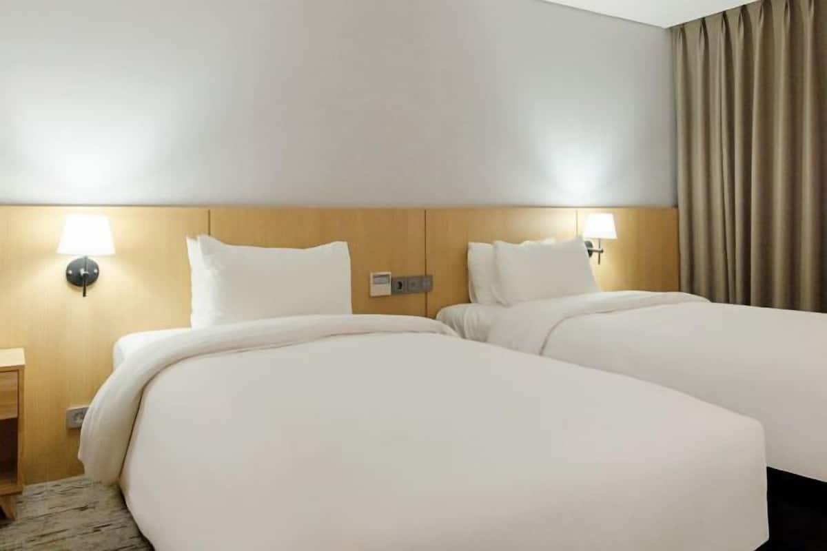 Premium bedding, down comforters, in-room safe, individually decorated