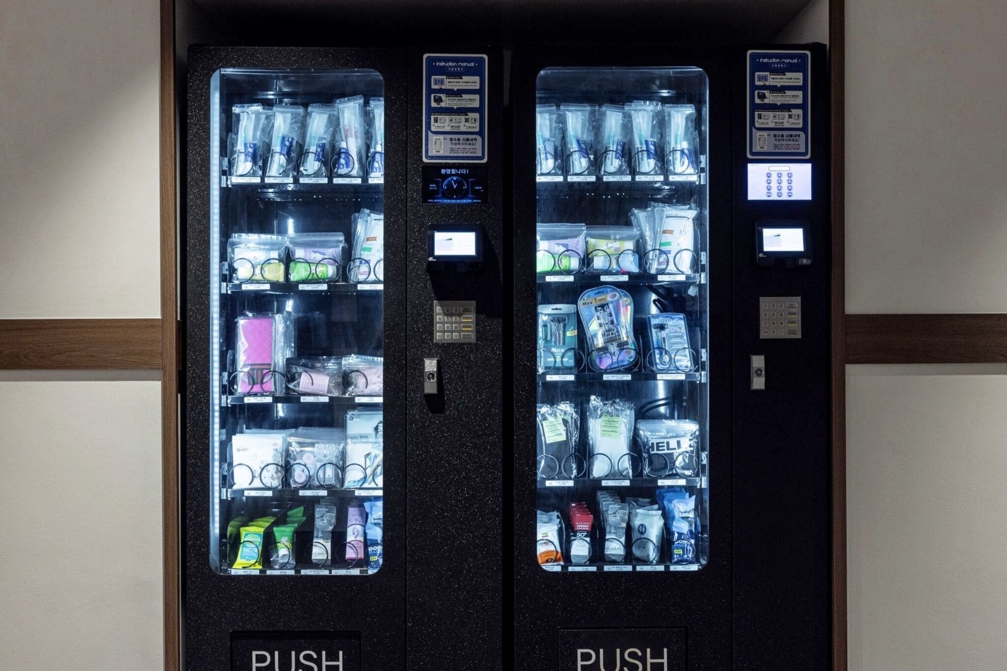 Dos máquinas expendedoras con la etiqueta 'PUSH' que contienen diversos artículos, como aperitivos y bebidas.