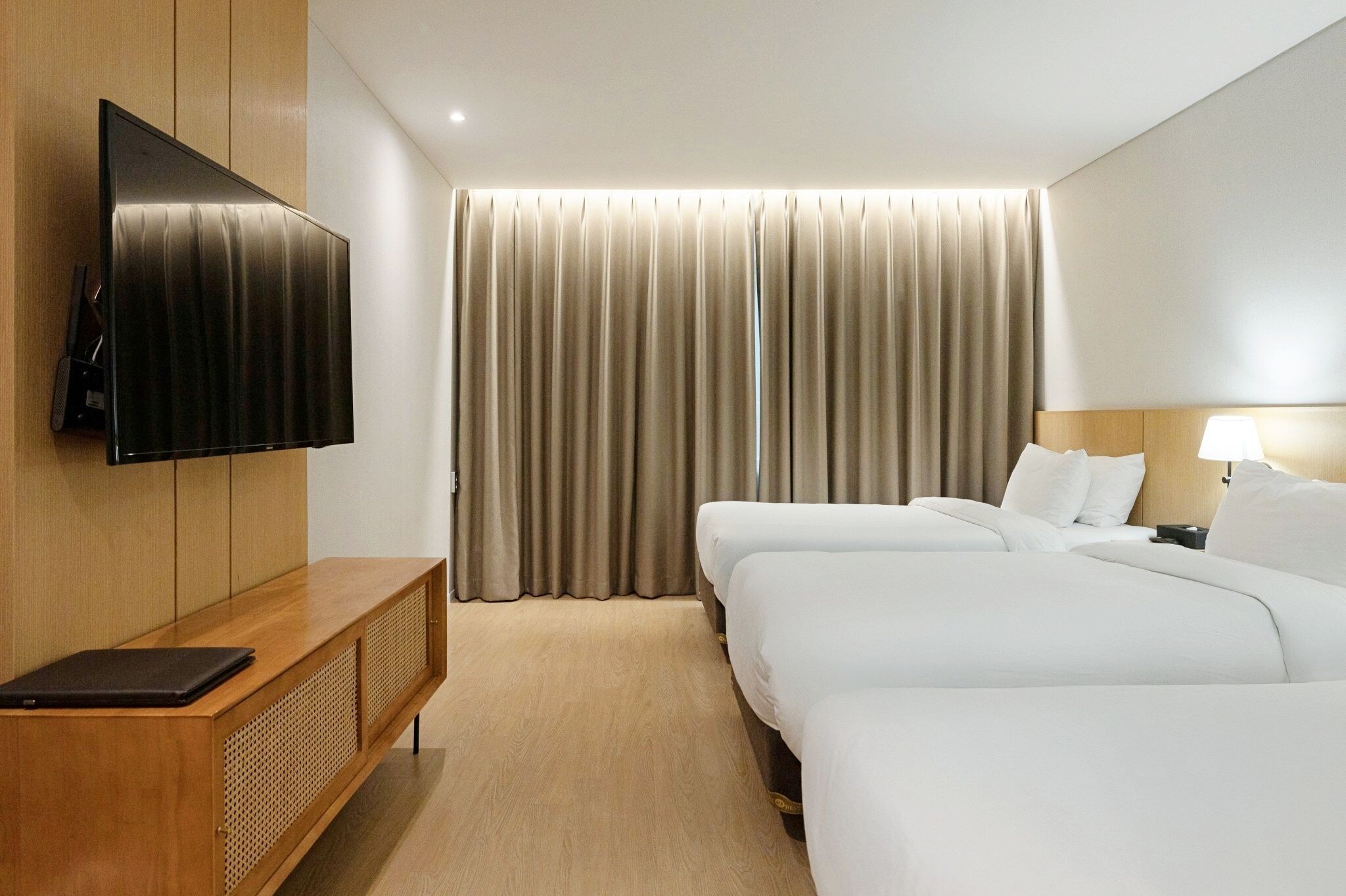 Premium bedding, down comforters, in-room safe, individually decorated