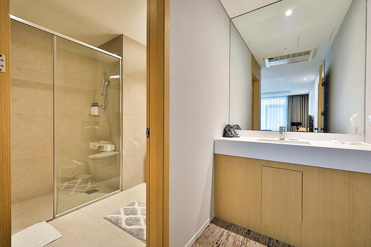 Premier Suite Movie & Rest Room (No parking allowed) | Bagno | Asciugacapelli, accappatoio, pantofole, asciugamani