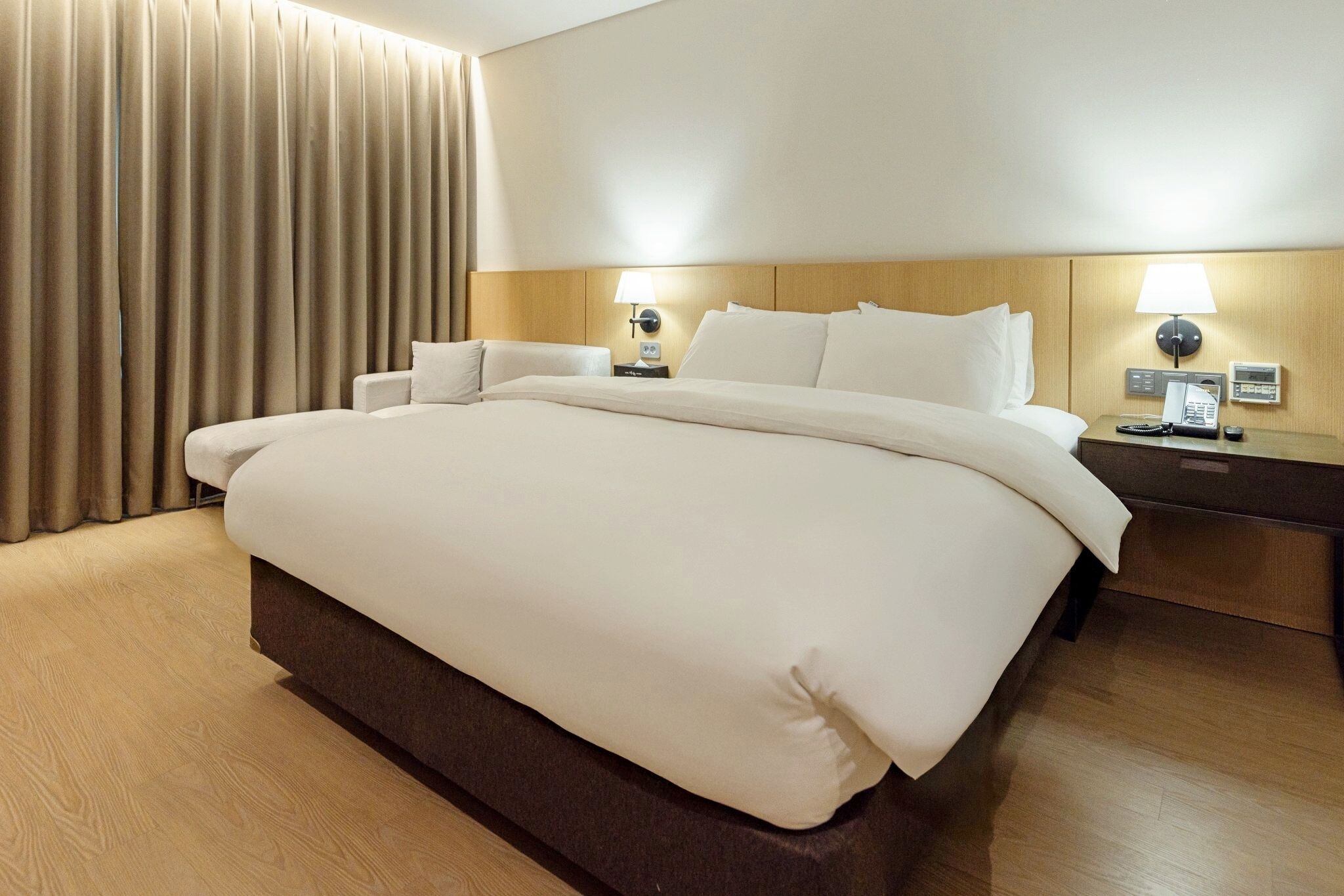 Premium bedding, down comforters, in-room safe, individually decorated