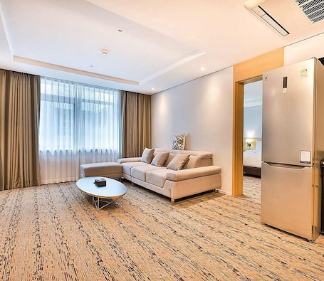 Premier Suite Movie & Rest Room (No parking allowed) | Living area | 43-inch LED TV with cable channels, heated floors, printers