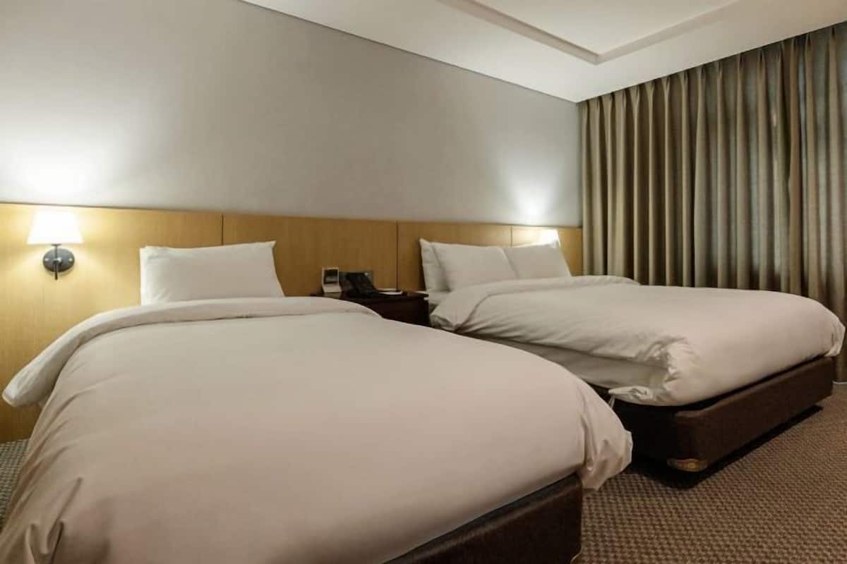 Premium bedding, down comforters, in-room safe, individually decorated