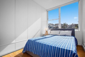 2 habitaciones, tabla de planchar con plancha, wifi y ropa de cama 