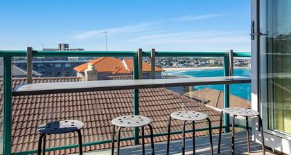 Superb sun-filled 2BR apartment, family friendly, WiFi, stunning views, walk to beach