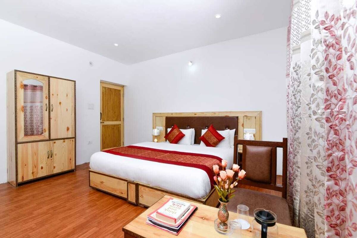 Premium bedding, desk, soundproofing, free WiFi