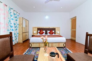 Premium bedding, desk, soundproofing, free WiFi