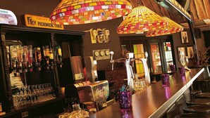 A bar area with multiple taps, a variety of bottles, and a sign for 'PICKWICK THEE'. - Forest Family Home - 6 Persoons op 5 Sterren Park (Beekbergen)