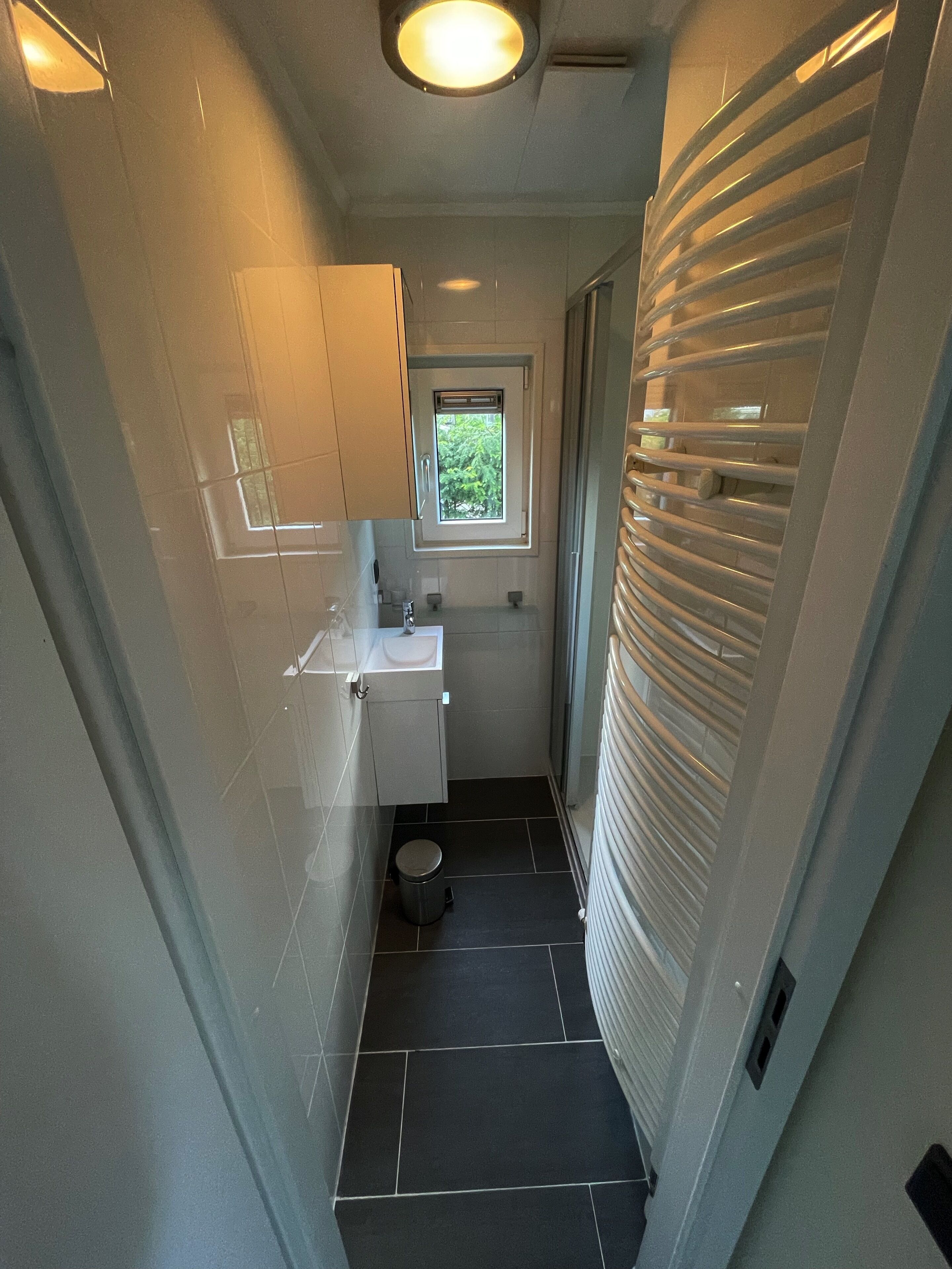 Een douche, een haardroger, handdoeken, toiletpapier