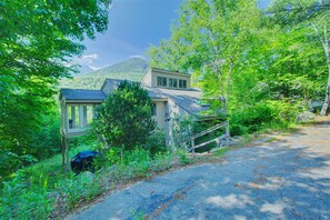 Exterior - Relax at this Private Home with Mountain Views! (Lincoln)