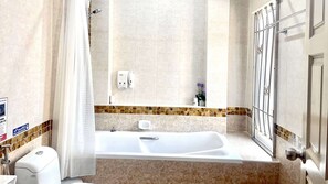 Combined shower/tub, hair dryer, towels