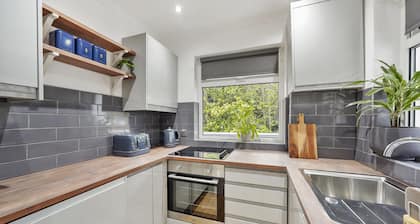 Stunning Apartment Near the Heath With Free Parking & Wifi