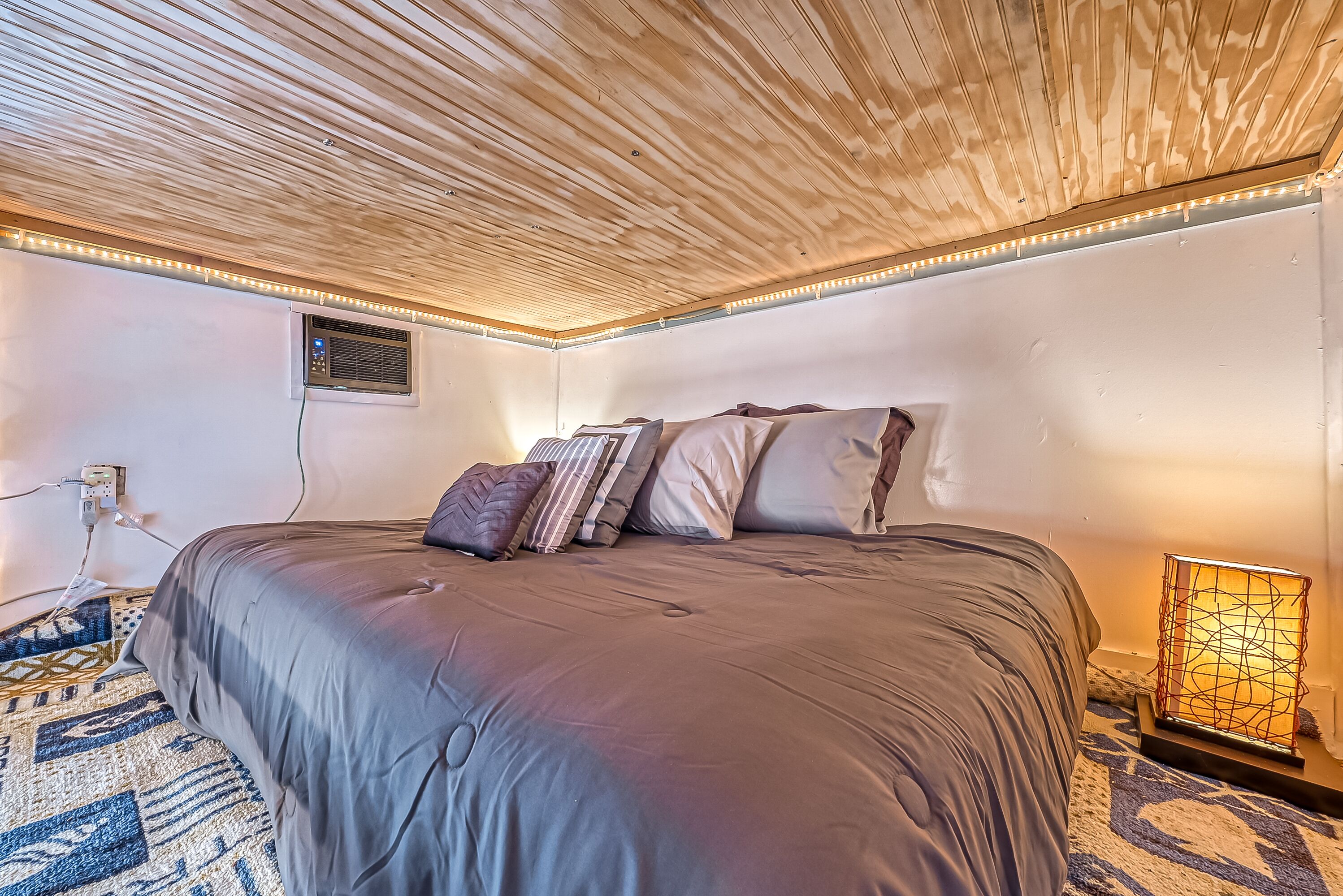 The Art Studio a Quirky Loft/ Washington Ave Strip