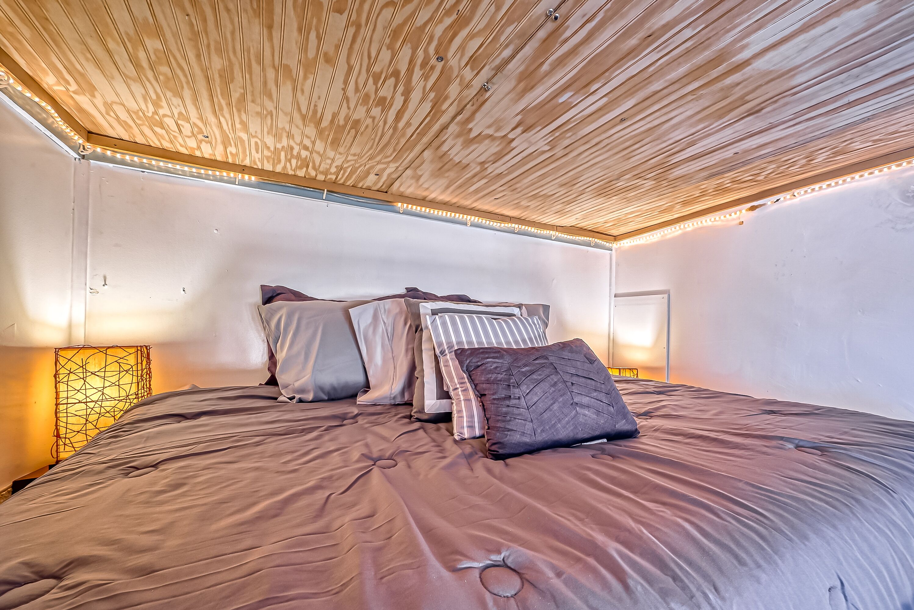 The Art Studio a Quirky Loft/ Washington Ave Strip