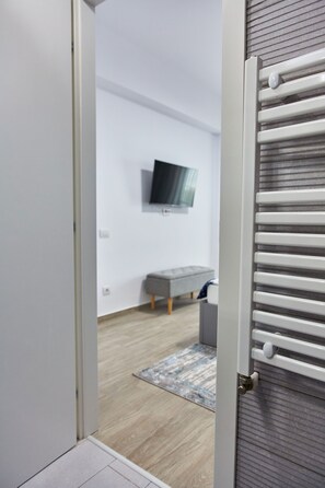 Deluxe Apartment | Bathroom | Hair dryer, towels - Casa Del Mar 2 (Navodari)