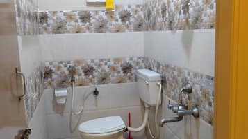 Deluxe-Dreibettzimmer | Badezimmer | Dusche, Regendusche, Handtücher