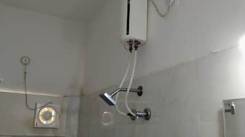 Een douche, een regendouche, handdoeken