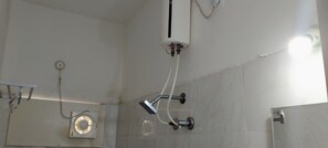 Regadera, regadera tipo lluvia, toallas 